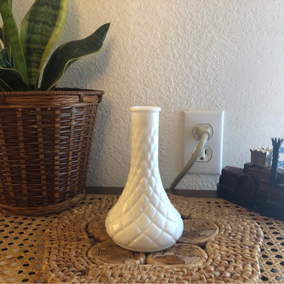 Hoosier Accents 96s Hoosier Milk Glass Diamond Ribbed Bud Vase 4062
